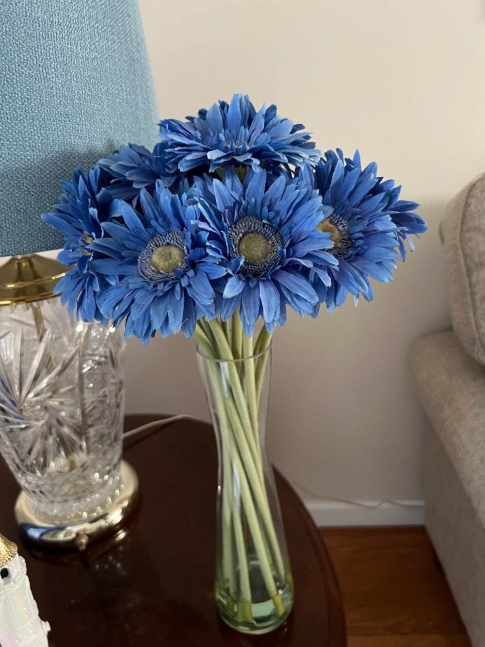 Artificial flower arrangement